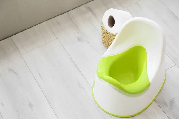 Toilet Putih Dan Keranjang Dengan Kertas Toilet Gulung Lantai Kayu — Stok Foto