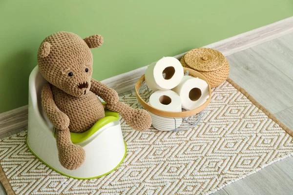 Симпатичний Іграшковий Ведмідь Сидить Горщику Кошик Туалетним Папером Підлозі — стокове фото