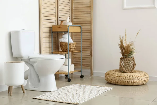 Interior Kamar Kecil Cahaya Dengan Toilet Mangkuk Dan Unit Rak — Stok Foto