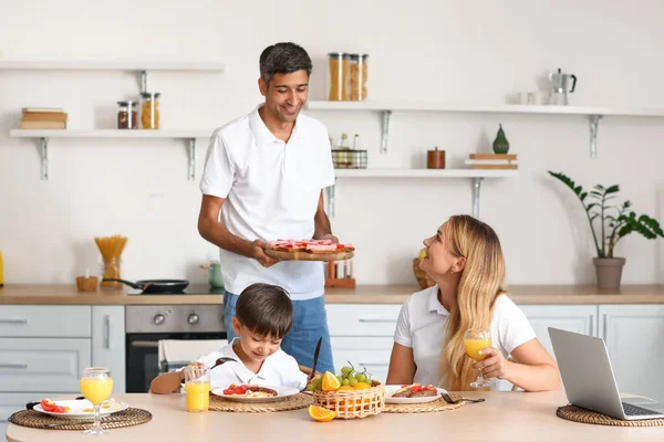 Kleine Jongen Ontbijten Met Zijn Moeder Aan Tafel Keuken — Stockfoto