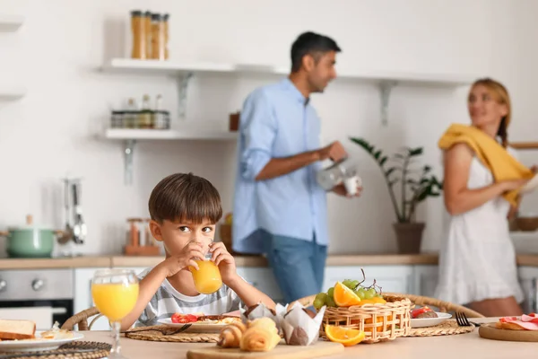 Little Boy Drinking Juice Table Kitchen — Stock Photo, Image