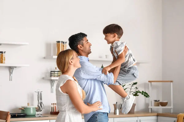 Pais Felizes Com Seu Filho Cozinha — Fotografia de Stock