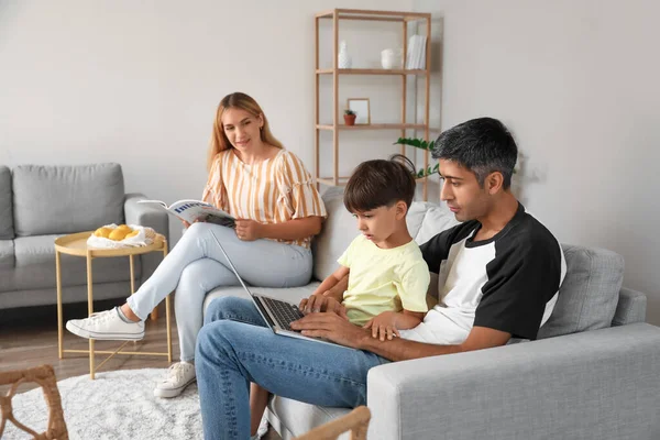 Little Boy His Father Using Laptop Sofa Home — Stock Photo, Image