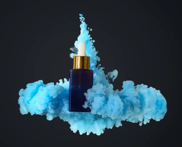 Kosmetyczna Butelka Kroplomierza Niebieskim Dymie Ciemnym Tle — Zdjęcie stockowe