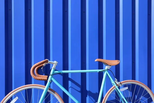 Bicicleta Deportiva Cerca Pared Azul —  Fotos de Stock