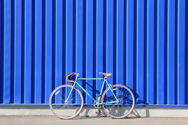 Bicicleta Deportiva Cerca Pared Azul —  Fotos de Stock
