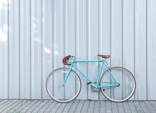 Elegante Bicicleta Cerca Pared Azul Claro —  Fotos de Stock