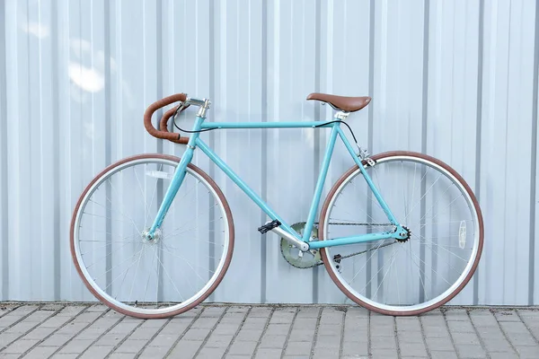 Elegante Bicicleta Perto Parede Azul Claro — Fotografia de Stock