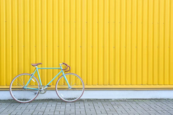 Bicicleta Azul Moderna Perto Parede Amarela — Fotografia de Stock