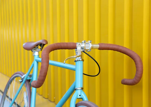 Moderna Bicicleta Azul Cerca Pared Amarilla —  Fotos de Stock