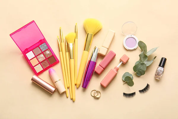 Set Von Dekorativer Kosmetik Mit Make Pinseln Auf Farbigem Hintergrund — Stockfoto
