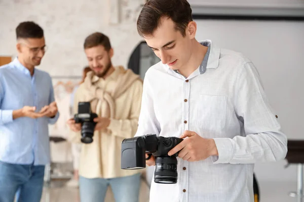 Male Photographer Classes Studio — Stock Photo, Image