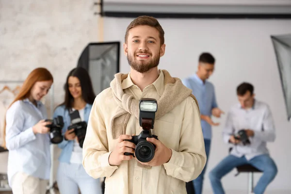 Mannelijke Fotograaf Tijdens Lessen Studio — Stockfoto