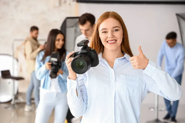 Fotógrafa Feliz Durante Aulas Estúdio — Fotografia de Stock