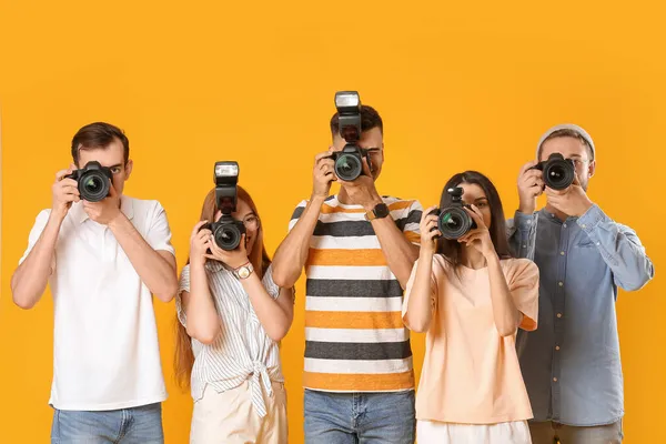 Gruppe Von Fotografen Auf Farbigem Hintergrund — Stockfoto