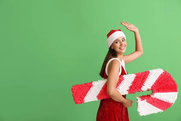 Vakker Kvinne Utkledd Som Julenisse Med Sukkerrør Fargebakgrunn – stockfoto