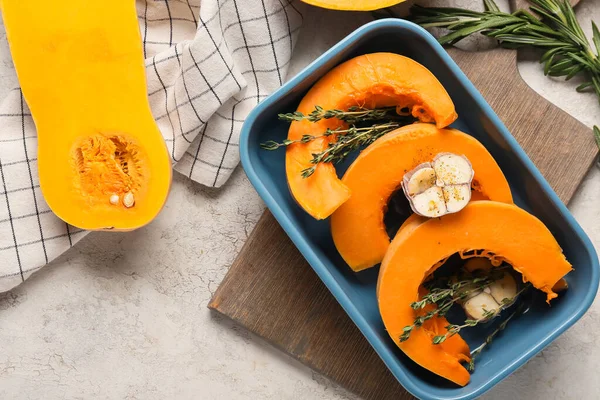 Hafif arka planda balkabağı parçaları olan fırın tabağı.