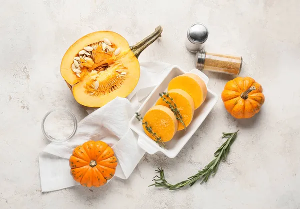 Taze kabak parçalı fırın tabağı ve arka planda tüm sebzeler.