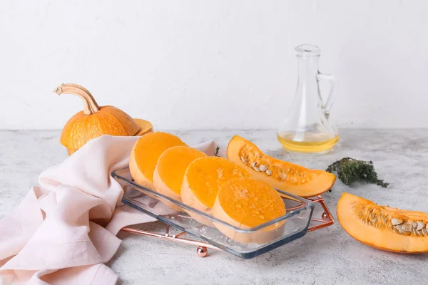 Baking Dish Fresh Pumpkin Pieces Light Background — Stock Photo, Image