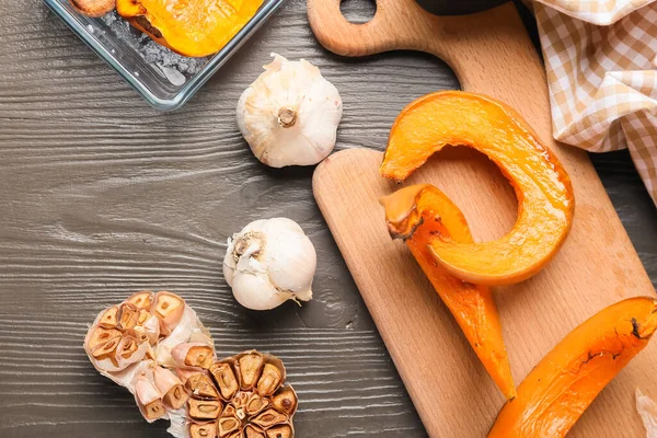 Board Baked Pumpkin Pieces Garlic Wooden Background — Stock Photo, Image