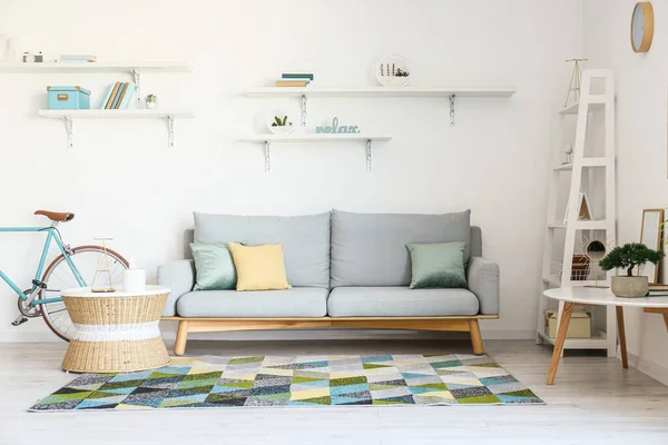グレーのソファと棚付きの白いリビングルームのインテリア — ストック写真