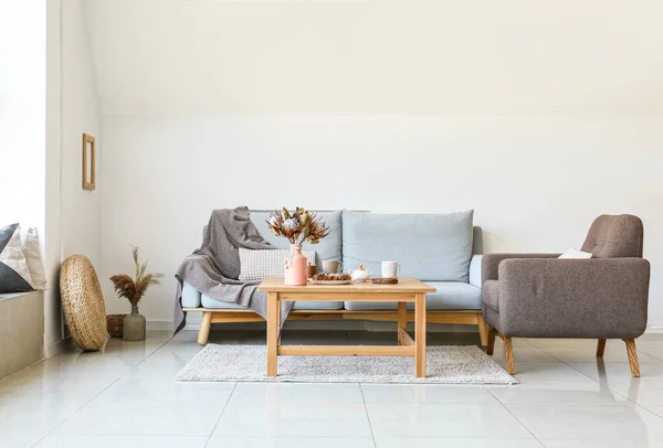 Interieur Van Moderne Woonkamer Met Comfortabele Bank Fauteuil Tafel — Stockfoto