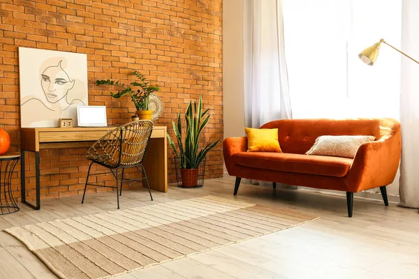 現代的な職場とソファ付きのスタイリッシュな部屋のインテリア — ストック写真