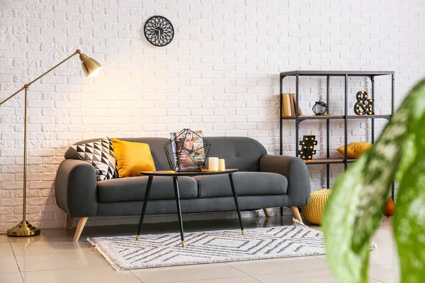 Leuchtende Stehlampe Bequemes Sofa Regal Tisch Mit Kerzen Und Zeitschriften — Stockfoto