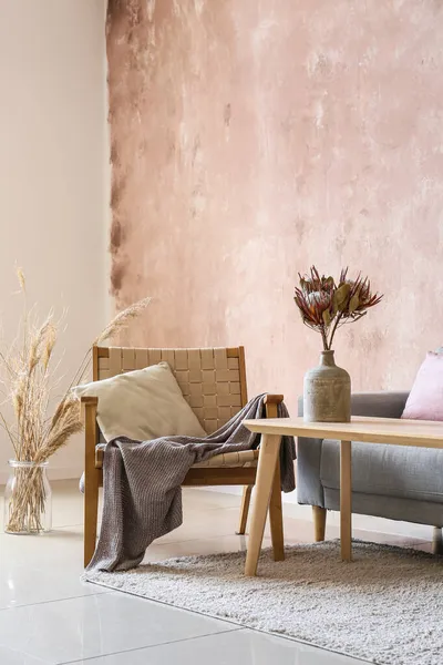 Modern koltuk, kanepe ve vazo renkli duvarın yanında.
