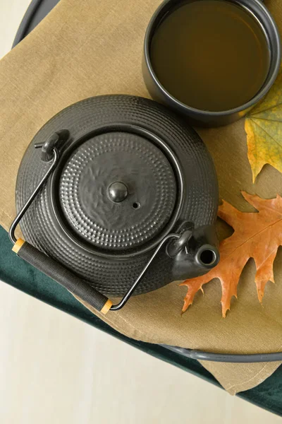 Tea Pot Cup Hot Beverage Autumn Leaves Table — Stock Photo, Image