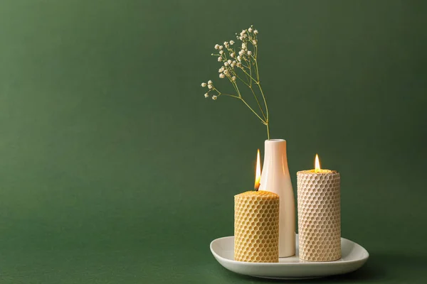 Brandende Kaarsen Vaas Met Bloemen Achtergrond — Stockfoto