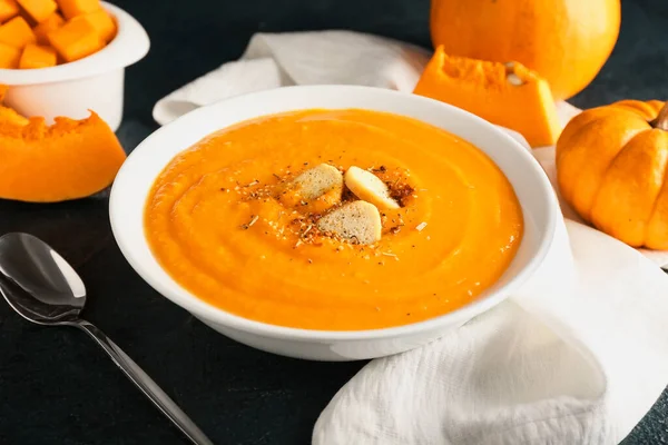 Bol Avec Une Délicieuse Soupe Crème Citrouille Sur Fond Sombre — Photo