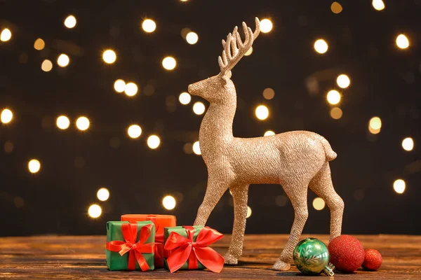 Altın ren geyiği, Noel baloları ve hediye kutuları.