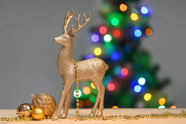 Gouden Rendieren Mooie Kerst Decor Tafel Tegen Wazig Achtergrond — Stockfoto