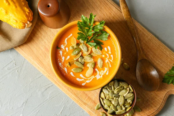 Lezzetli balkabağı kremalı çorba ve hafif arkaplanlı tohumlar.