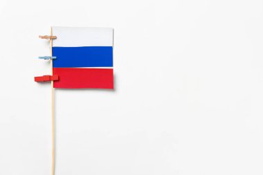 Beyaz arkaplanda Rus bayrağı
