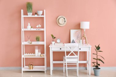 Duvarın yanındaki odada şık bir iş yeri