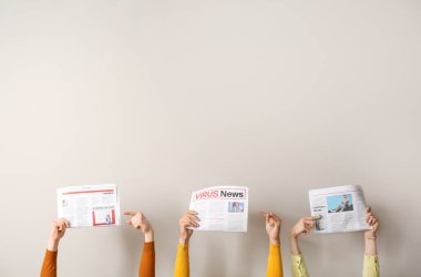 Hafif arka planda gazeteleri olan insanlar