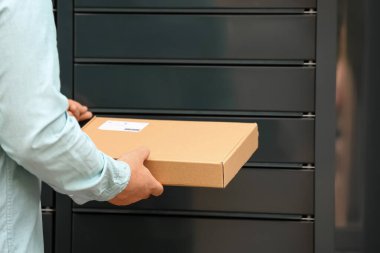 Otomatik self servis terminal makinesi kullanan istemci