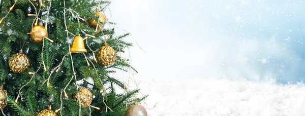 テキストのためのスペースと光の背景に美しい装飾されたクリスマスツリー — ストック写真