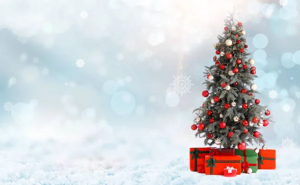 Όμορφα Διακοσμημένο Χριστουγεννιάτικο Δέντρο Κουτιά Δώρων Γκρι Φόντο Χώρο Για — Φωτογραφία Αρχείου