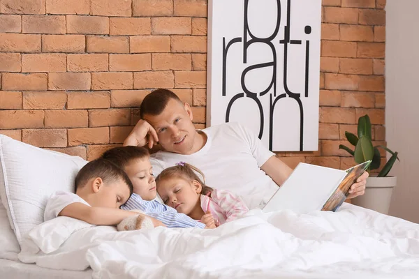 Vader Die Boek Leest Kleine Kinderen Naar Bed Brengt Bedtijd — Stockfoto