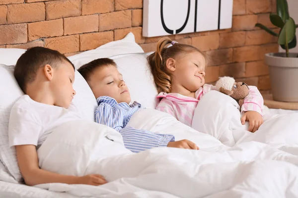 Μικρά Παιδιά Κοιμούνται Στο Κρεβάτι Στο Σπίτι Οικογενειακή Κατάκλιση — Φωτογραφία Αρχείου