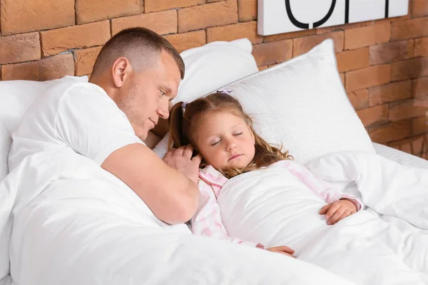 家のベッドで父と娘 家族の就寝 — ストック写真