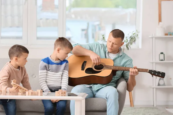 Ojciec Gra Gitarze Małe Dzieci Spędzają Razem Czas Domu — Zdjęcie stockowe