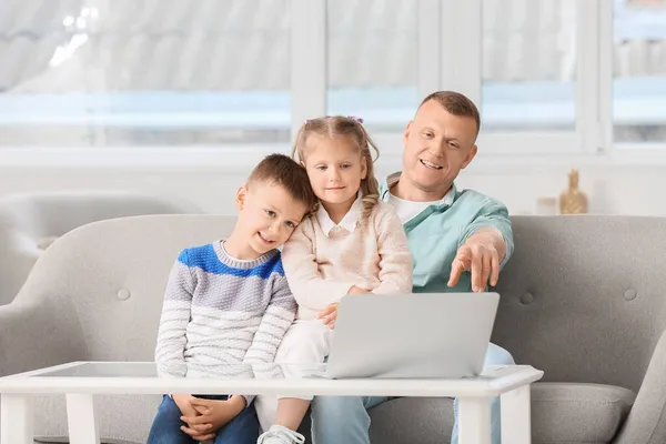 Vater Mit Kleinen Kindern Schaut Cartoons Auf Laptop Hause — Stockfoto