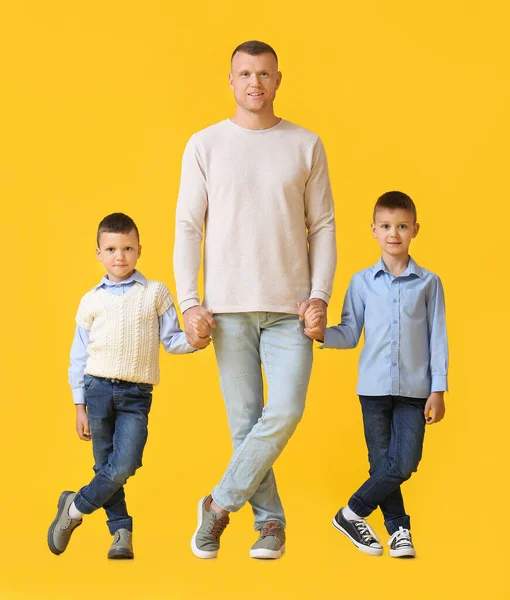 Porträt Eines Vaters Mit Kleinen Kindern Auf Gelbem Hintergrund — Stockfoto