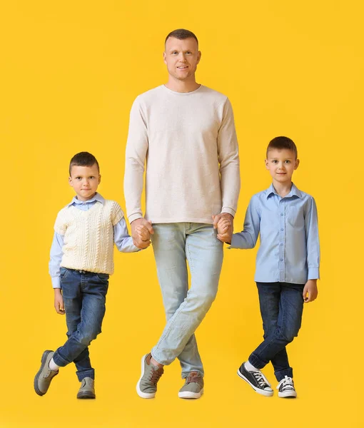 Portrait Père Avec Petits Enfants Sur Fond Jaune — Photo