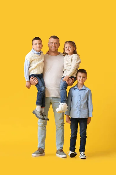 Portrait Père Avec Petits Enfants Sur Fond Jaune — Photo