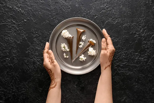 Woman Holding Tray Henna Paints Flowers Black Textured Background — Stock Photo, Image